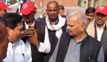 <p><b>संघर्ष में आदमी अकेला हो